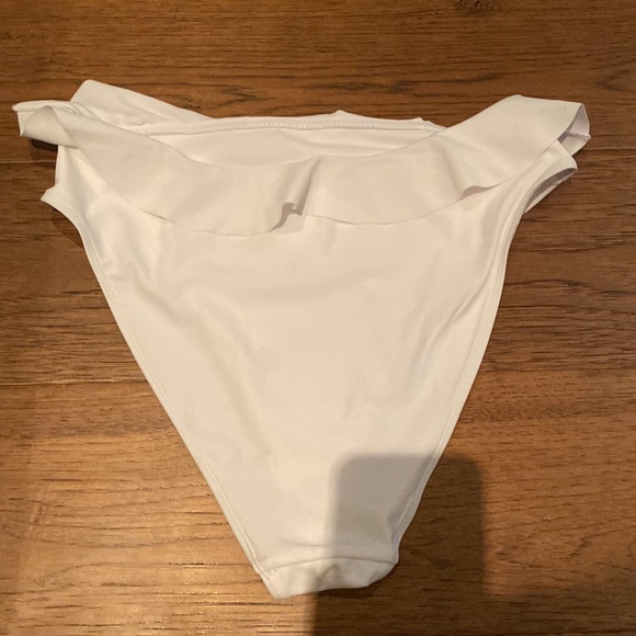 Show me your mumu ruffled bikini bottom. Brand new without tags - Picture 2 of 5